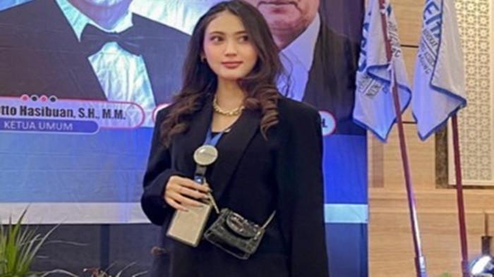 EKS PUTRI INDONESIA - Yuenchi Arwindi, perempuan asal Lampung disorot setelah dikaitkan dengan pusaran kasus korupsi mantan Jampidsus Febrie Adriansyah hingga diisukan sebagai wanita simpanan