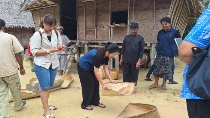 WISATA GEBONG MEMARONG -- Windi salah satu agen trevel, yang merasakan langsung menampik padi menjadi beras di Dusun Aik Abik, Desa Gunung Muda, Kecamatan Belinyu, Kabupaten Bangka, Sabtu (11/7/2026)