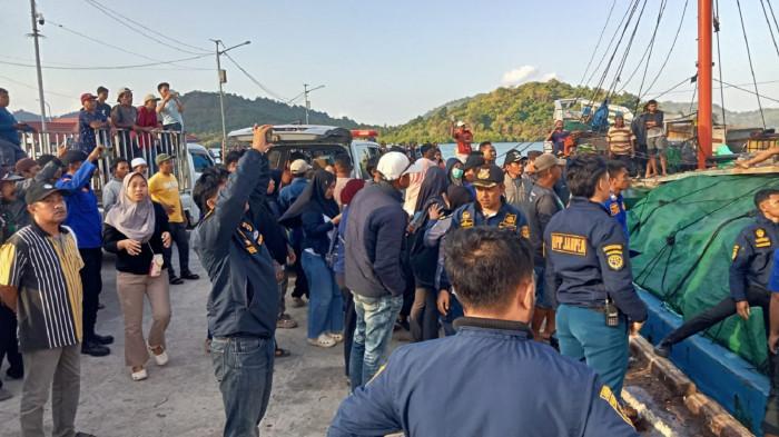 KAPAL TENGGELAM Keluarga dan petugas menjemput korban tenggelamnya KLM Nurul Salsa di dermaga Pulau Jampea, Kamis (16/7/2026). Dalam peristiwa ini 47 orang penumpang KLM Nurul Salsa selamat, 1 meninggal dunia, 23 orang belum ditemukan