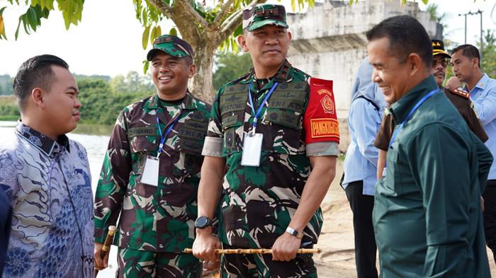 Pangdam XXI/Radin Mayjen TNI Kristomei Sianturi dan wapres