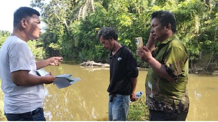 CEK TKP - Parlaungan Silalahi Kuasa Hukum Keluarga Boy Simamora melakukan pengecekan ulang tempat kejadian perkara (TKP) di lokasi ditemukannya jasad Boy di areal perkebunan kelapa sawit, Desa Sampang Maruhur, Tapteng.