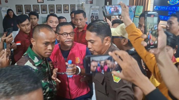 ASN KORUPSI - Mantan Kepala Bidang (Kabid) Pasar Dinas Perdagangan dan Perindustrian (Disdagperin) Kota Bekasi berinisial JAS mengenakan rompi ungu usai resmi sebagai tersangka dalam kasus dugaan tindak pidana korupsi berupa pungutan liar (Pungli) terhadap pengelola Mandi, Cuci, Kakus (MCK) di Pasar Bantargebang. (TribunBekasi/RendyRutamaPutra).