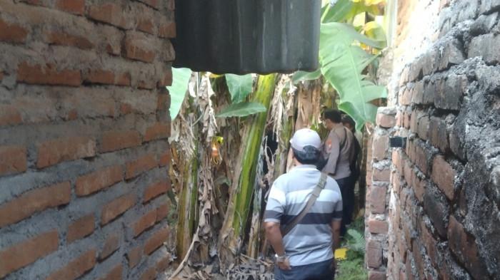 TEMUAN JASAD - Warga Dusun Nanggungan, Desa Kaloran, Kecamatan Ngronggot, Kabupaten Nganjuk, Jawa Timur, digegerkan dengan adanya penemuan mayat, Rabu (15/7/2026). Jasad tersebut ditemukan dalam kondisi tak wajar, terkubur di pekarangan samping rumah.