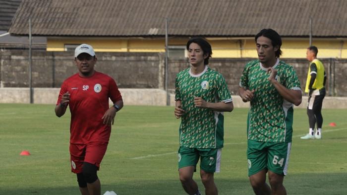 PEMAIN BARU: Hanif Sjahbandi dan pemain asal Jepang, Hiromu Tanaka saat menjalani latihan di Lapangan Pakembinangun, Sleman, Rabu (15/7/2026).