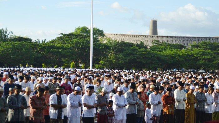 BLANG PADANG - Foto dokumentasi Serambi Indonesia memperlihatkan warga Shalat Idul Fitri di Lapangan Blangpadang Banda Aceh pada tahun 2023.