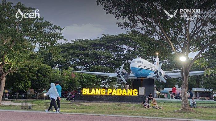 Monument Pesawat Seulawah RI 001, sebagai situs pesawat pertama yang dimiliki Indonesia saat awal-awal kemerdekaan berdiri di sudut Lapangan Blang Padang, Kota Banda Aceh.