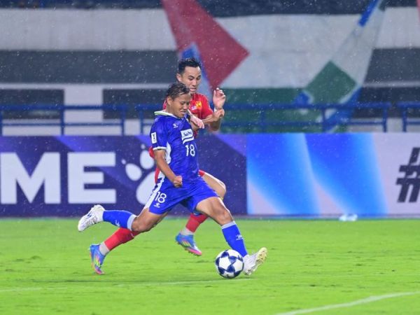 Proses gol pertama Persib ke gawang Selangor FC yang dicetak oleh Adam Alis