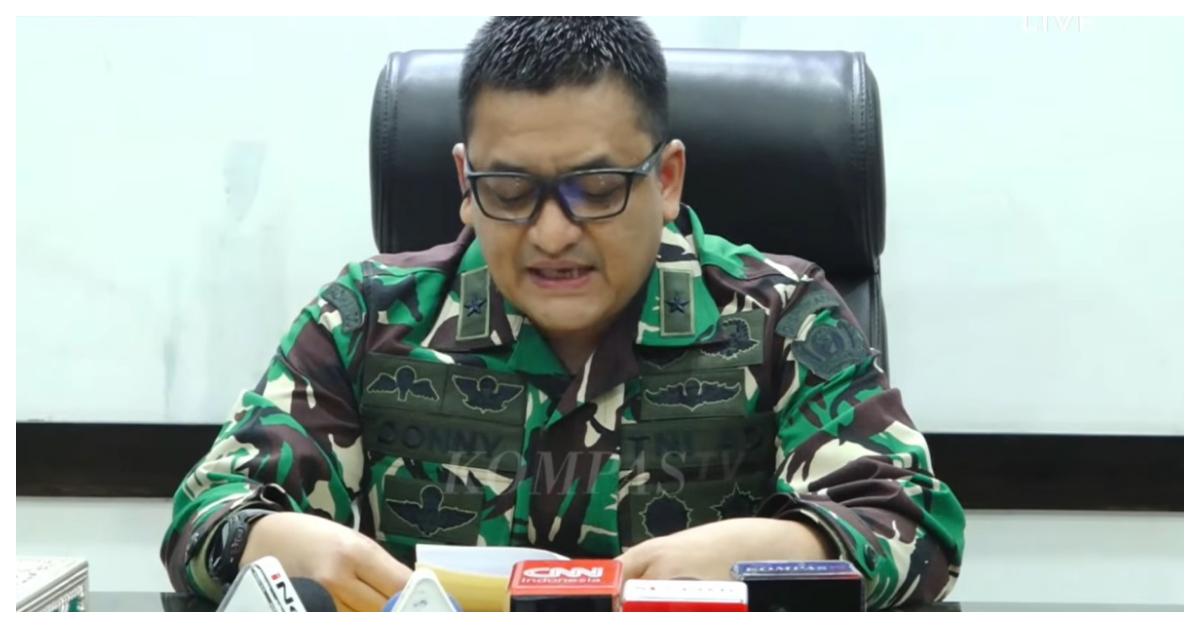 LEDAKAN DI MADIUN - Kepala Dinas Penerangan Angkatan Darat (AD), Brigjen TNI Donny Pramono, menyampaikan keterangan soal ledakan di Gudang Pusat Amunisi (Gupusmu) TNI di wilayah Madiun, Jawa Timur, Kamis (16/7/2026). Insiden tersebut, mengakibatkan 1 personel TNI meninggal dan 6 orang luka.