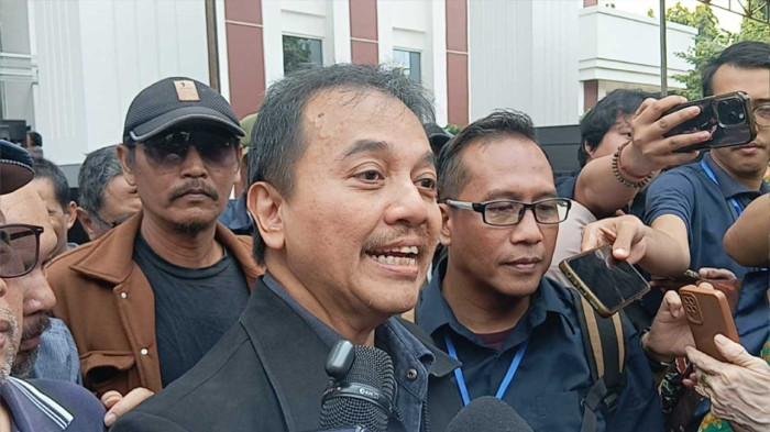 Roy Suryo, terdakwa dugaan tuduhan ijazah palsu kepada Presiden RI ke-7, Joko Widodo saat mendatangi Pengadilan Negeri Jakarta Timur, Kamis (2/7/2026). Roy datang untuk mendukung dokter Tifa yang sedange menjalani persidangan dengan perkara sama. TRIBUNJAKARTA.COM/BIMA PUTRA