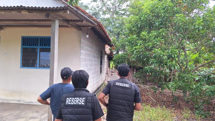 PENEMUAN MAYAT -- Anggota Polres Bangka saat mendatangi lokasi penemuan mayat di kawasan RT 06 Jalan Perbakin, Lingkungan Teladan, Kelurahan Parit Padang, Kecamatan Sungailiat, Kabupaten Bangka, Provinsi Bangka Belitung  Kamis (16/7/2026).