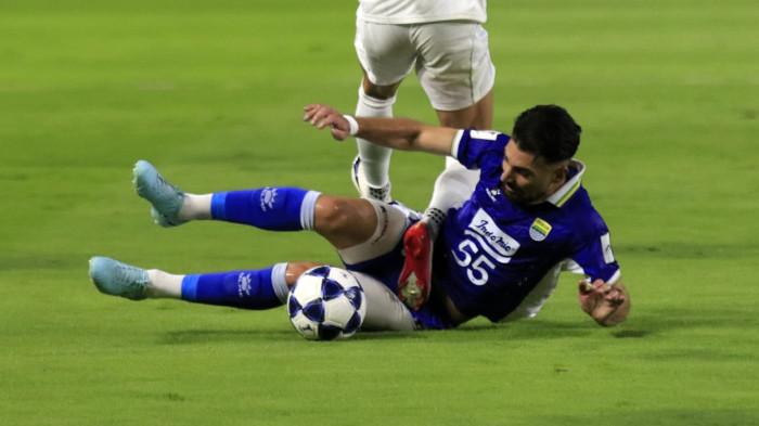 Pemain Persib, Frans Putros terjatuh setelah dilanggar pemain Lion City Sailors pada laga perdana AFC Champions League Two (ACL 2) 2025-2026, di Stadion Gelora Bandung Lautan Api (GBLA), Kota Bandung, Jawa Barat, Kamis (18/9/2025).