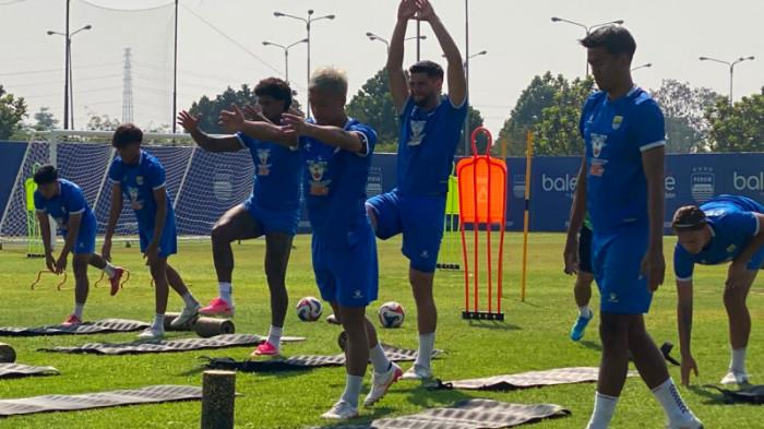 LATIHAN - Gakuto Notsuda (rambut pirang) dan pemain Persib lain berlatih di Lapangan Pendamping Stadion Gelora Bandung Lautan Api, Kamis 16 Juli 2026.