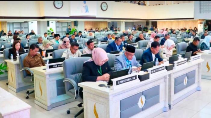 RAPAT PARIPURNA - Sekretaris Fraksi Partai Kebangkitan Bangsa (PKB) DPRD Provinsi Jawa Barat, Taufik Nurrohim, menegaskan bahwa penyebutan Hak Angket dalam Pandangan Umum Fraksi PKB pada Rapat Paripurna DPRD Provinsi Jawa Barat terkait Penyampaian Laporan Pelaksanaan Reses III Tahun Sidang 2025–2026 perlu dipahami secara utuh dan tidak dipisahkan dari keseluruhan substansi pandangan umum yang disampaikan. 