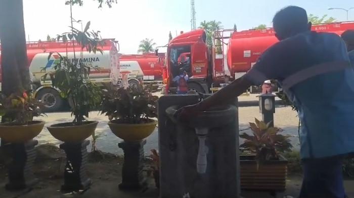 SOPIR TRUK BBM - Suasana Awak Mobil Tangki (AMT) atau supir tangki PT Pertamina sedang menunggu surat jalan untuk melakukan pendistribusian bahan bakar minyak (BBM) ke sejumlah SPBU di Kota Medan, Rabu (15/7/2026)