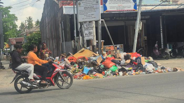 TUMPUKAN SAMPAH - Tumpukan sampah di depan jalan raya Abepura-Sentani tepatnya depan jalan masuk perumahan dekat Pos VII Sentani, Distrik Sentani, Kabupaten Jayapura, Kamis (2/7/2026).