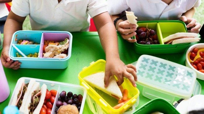 Ilustrasi anak-anak sekolah sedang menikmati makanan bergizi