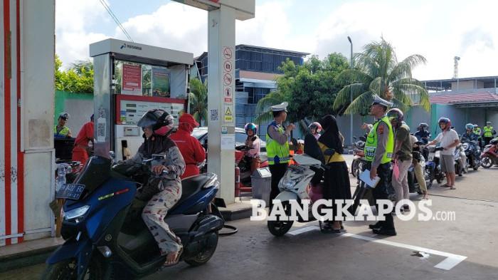 TINJAU PENDISTRIBUSIAN BBM -- Sejumlah anggota kepolisian dari Polres Bangka Selatan ketika melakukan pemantauan pendistribusian BBM di SPBU 24.331.71 Desa Gadung, Kamis (16/7/2026). Pengawasan menindaklanjuti panjangnya antrean pengisian BBM.