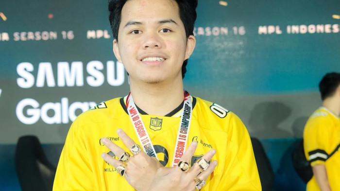 ONIC Sanz saat pamer cincin juara MPL Indonesia