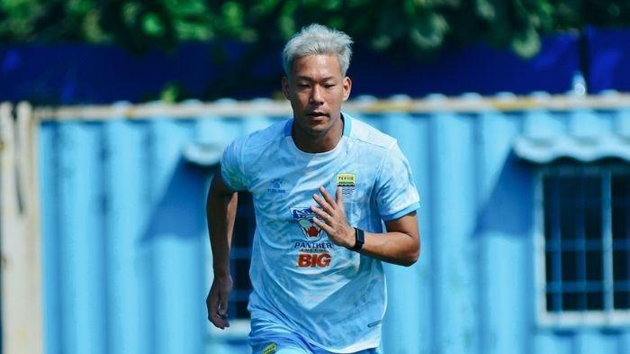 LATIHAN PERDANA - Gelandang Persib Bandung asal Jepang, Gakuto Notsuda, melakoni latihan perdana di lapangan pendamping Stadion Gelora Bandung Lautan Api (GBLA), Kota Bandung, Jawa Baratbersama skuad Pangeran Biru pada Selasa (14/7/2026).