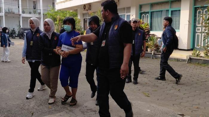 REKONSTRUKSI PEMBUNUHAN - Situasi rekonstruksi kasus pembunuhan berencana terhadap bos bengkel, Eddy Yono Subagyo (67), di salah satu hotel di Purwokerto, Kamis (16/7/2026). Rekonstruksi terdiri dari 17 adegan yang berlangsung di dua lokasi.
