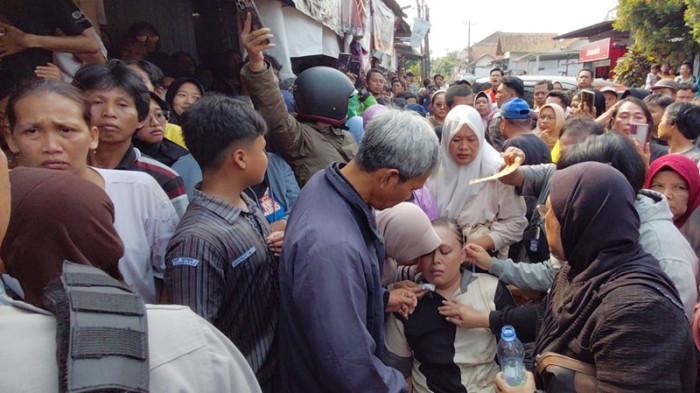 REKONSTRUKSI PEMBUNUHAN - Situasi rekonstruksi kasus pembunuhan bos bengkel di Kelurahan Arcawinangun, Kecamatan Purwokerto Timur, Kabupaten Banyumas, Kamis (16/7/2026). Di tengah proses reka ulang yang berlangsung perempuan yang merupakan anak korban dan tersangka mendadak histeris dan pingsan.