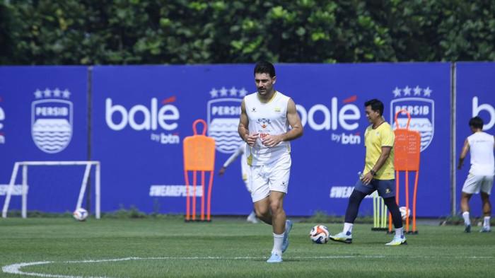 GABUNG - Frans Putros terlihat kembali bergabung bersama Persib di sesi latihan di lapangan pendamping Stadion GBLA, Rabu, 8 April 2026. Persib akan menjamu Bali United, Minggu (12/4/2026).