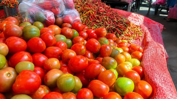 Potret tomat yang dijual di Pasar Kayubulan