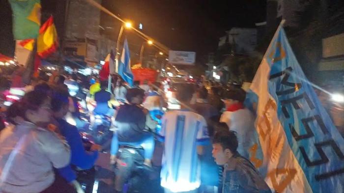 KONVOI - Seribuan fans Argentina melakukan konvoi di sejumlah ruas jalan utama di Kota Manado, Sulawesi Utara (Sulut), Rabu (8/7/2026) dini hari. Mereka merayakan kemenangan dramatis Lionel Messi dan kawan-kawan atas Mesir 3-2 dalam pertandingan perdelapan final Piala Dunia 2026.