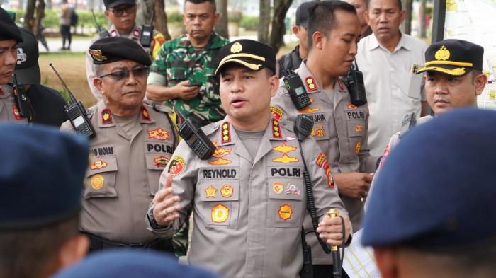 Kapolres Metro Jakarta Pusat, Kombes Reynold E.P. Hutagalung saat memimpin apel.