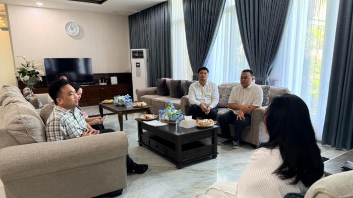 AUDIENSI - Ketua Tim Penggerak PKK Provinsi Sulawesi Utara yang juga Ketua Dewan Kerajinan Nasional Daerah (Dekranasda) Sulut Anik Yulius Selvanus, menerima audiensi Panitia Pemilihan Putra Putri Remaja Kreatif GPdI Sulawesi Utara Tahun 2026 di Wisma Negara Bumi Beringin, Manado, Jumat (17/7/2026).