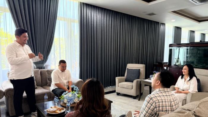 AUDIENSI - Ketua Tim Penggerak PKK Provinsi Sulawesi Utara yang juga Ketua Dewan Kerajinan Nasional Daerah (Dekranasda) Sulut Anik Yulius Selvanus, menerima audiensi Panitia Pemilihan Putra Putri Remaja Kreatif GPdI Sulawesi Utara Tahun 2026 di Wisma Negara Bumi Beringin, Manado, Jumat (17/7/2026).