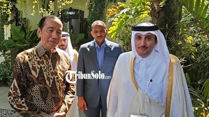 BERBINCANG RINGAN. Duta Besar Qatar untuk Indonesia Yang Mulia Dr. Sultan bin Mubarak Saad Al-Dosari mengunjungi kediaman Mantan Presiden Jokowi di Sumber, Banjarsari, Solo, Jumat (17/7/2026).