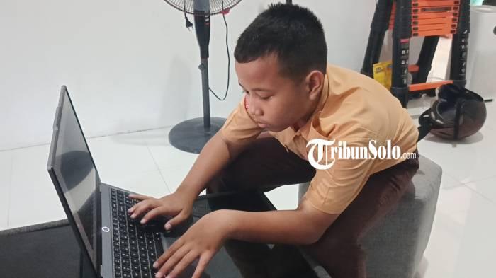 PRESTASI.Ibrahim Al Abrar bocah kelas 6 di Dukuh/Desa Genengsari, Kecamatan Kemusu menunjukkan sertifikat penghargaan dari NASA, Jumat (17/7/2026). Letter of Recognition (LOR)  dikirim pada 9 Juli 2026 setelah menemukan celah keamanan sistem NASA.