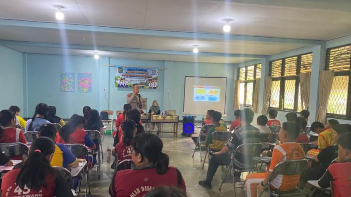SAMPAIKAN PENYULUHAN - Kasatbinmas Polres Singkawang IPTU Budi Anggoro bersama personel Satbinmas menjadi pemateri dalam kegiatan penyuluhan di SD Karuna, Jalan S.M. Tsjafioeddin, Kelurahan Pasiran, Kecamatan Singkawang Barat,  Jumat 17 Juli 2026. Dalam kegiatan tersebut, para siswa diberikan pemahaman mengenai bahaya penyalahgunaan lem (ngelem), dampak buruk bullying, serta pentingnya tertib hukum sejak usia dini.