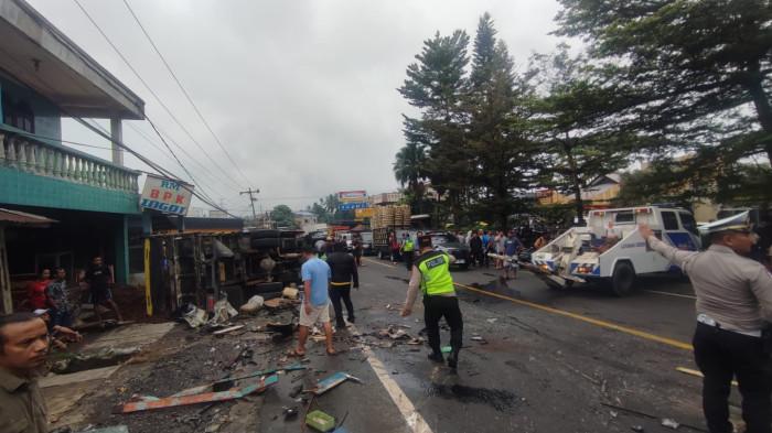 KECELAKAAN BERUNTUN SIBOLANGIT - Sejumlah kendaraan tampak ringsek usai terjadi kecelakaan beruntun di Jalan Jamin Ginting, tepatnya di depan Green Hill Sibolangit, Jumat (17/7/2026). Akibat kecelakaan ini, dikabarkan melibatkan tujuh mobil.