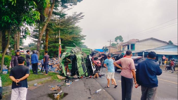 LAKALANTAS - Suasana kondisi jalan Jamin Ginting kilometer 44 tepatnya di Indomaret green hill terjadi tabrakan beruntun yang menyebabkan 9 orang mengalami luka satu diantaranya meninggal dunia, Jum'at (17/7/2026).