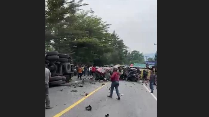 KECELAKAAN BERUNTUN SIBOLANGIT - Sejumlah kendaraan tampak ringsek usai terjadi kecelakaan beruntun di Jalan Jamin Ginting, tepatnya di depan Green Hill Sibolangit, Jumat (17/7/2026). Akibat kecelakaan ini, dikabarkan melibatkan tujuh mobil.