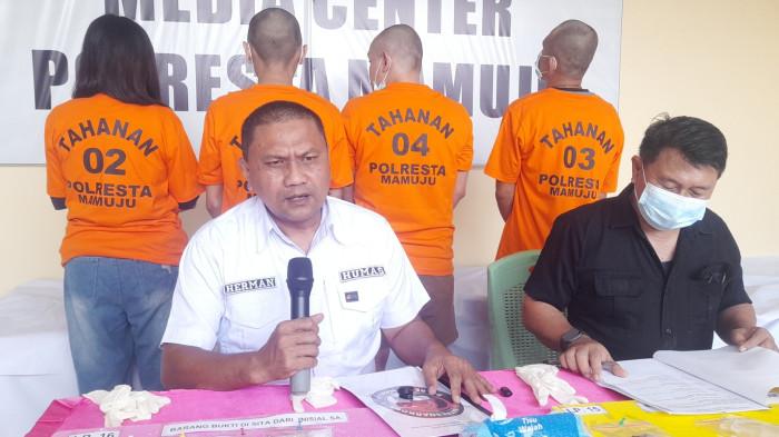 PASUTRI SABU - Kasi Humas Polresta Mamuju Iptu Herman basir saat memberi keterangan kasus penangkapan calon pengantin yang menggunakan sabu di Mamuju, Jumat (17/7/2026).
