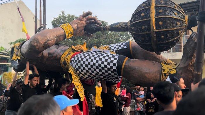 Saparan Bekakak yang diadakan pada 1 September 2023 di Gunung Gamping Yogyakarta merupakan sebuah upacara adat yang rutin dilakukan setiap tahun pada hari jumat sapar.