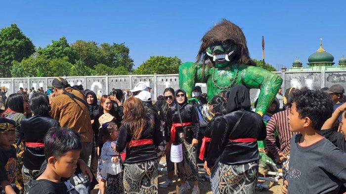 Pemerintah Kalurahan Ambarketawang, Kapanewon Gamping, Kabupaten Sleman, kembali menggelar Kirab Ageng Tradisi Adat Bekakak atau Saparan Bekakak 2023, Jumat (1/9/2023).