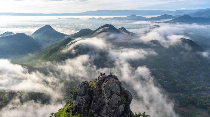 WISATA HITS WONOGIRI - Bukit Cumbri yang Berselimut Kabut di Kecamatan Purwantoro, Wonogiri, Jawa Tengah, beberapa waktu lalu. Berikut rekomendasi wisata tersembunyi di Wonogiri. (KOMPAS.com/ANGGARA WIKAN PRASETYA)
