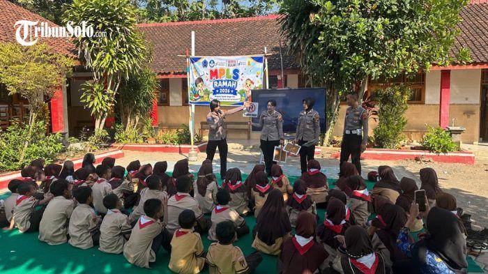 MPLS - Masa Pengenalan Lingkungan Sekolah (MPLS) di SD Negeri 3 Keloran Selogiri Wonogiri, Jumat (17/7/2026). MPLS melibatkan seluruh siswa kelas I-VI saat ada sosialisasi dari Polres Wonogiri.