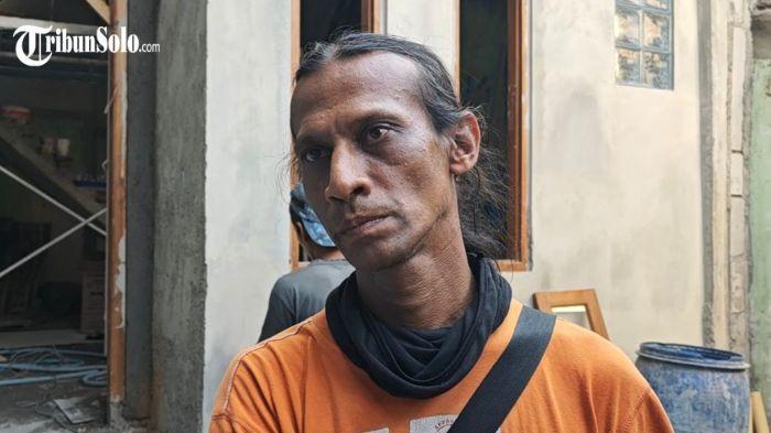 KARYAWAN MENINGGAL - Kakak kembar almarhum Mohamad Ari, Muhammad Soehib ditemui Rabu (15/7/2026). Mohamad Ari, karyawan PT. Solo Citra Metro Plasma Power (SCMPP) PSEL Putri Cempo meninggal dunia Minggu (12/7/2026) lalu setelah dirawat 11 hari pasca-kecelakaan kerja.