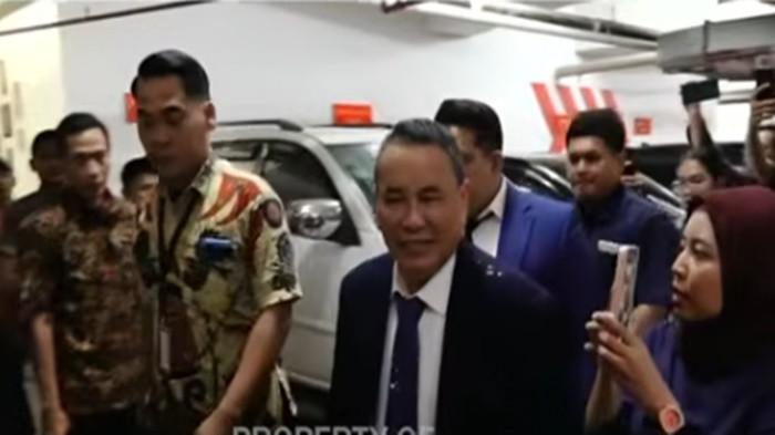 SAMBANGI KEJAGUNG - Pengacara kondang Hotman Paris Hutapea mendadak terlihat mendatangi Gedung Bundar Jaksa Agung Muda Tindak Pidana Khusus (Jampidsus) Kejaksaan Agung pada Jumat (17/7/2026) pagi.