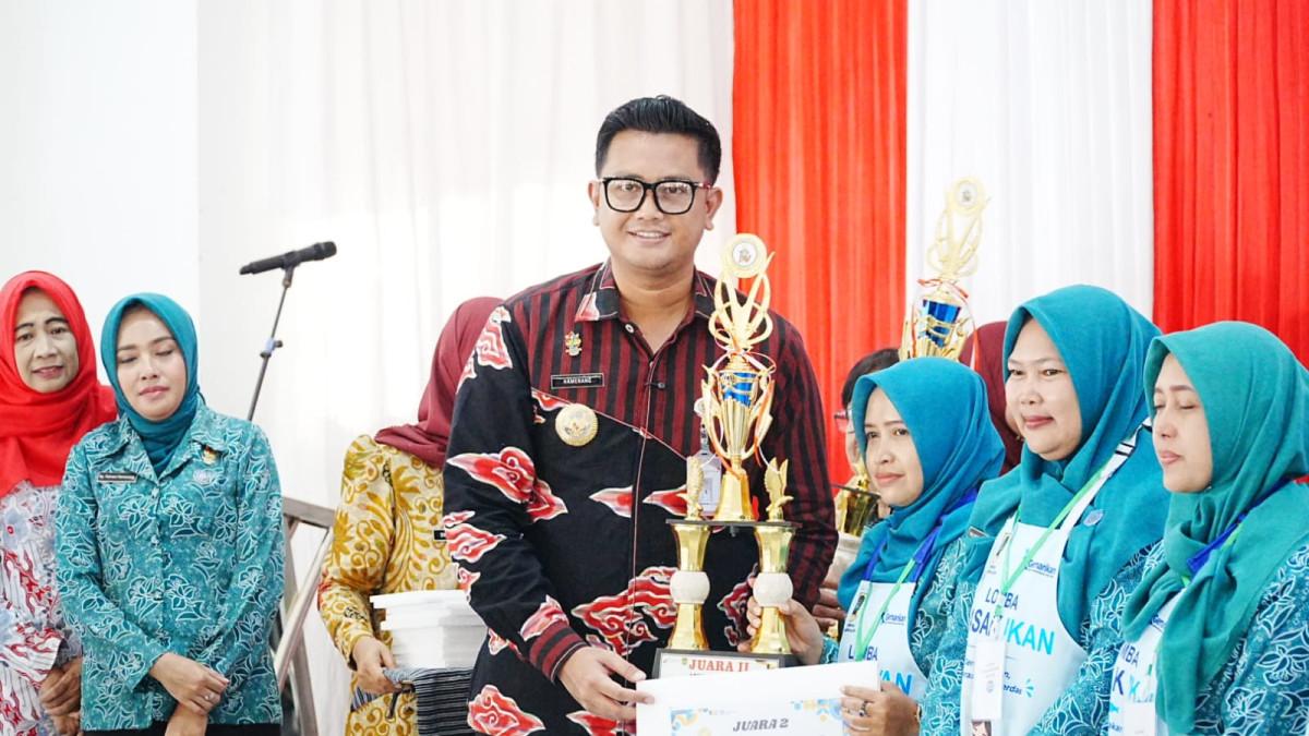LOMBA MASAK KLATEN  - Bupati Klaten Hamenang Wajar Ismoyo menyerahkan piala dan sertifikat Masak Ikan kepada tim perwakilan di Gedung Sunan Pandanaran RSPD, Kamis (16/7/2026). 