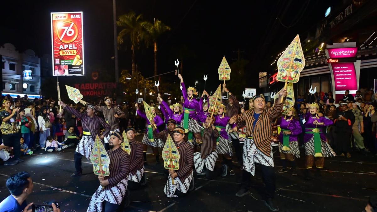 HUT KABUPATEN SUKOHARJO - Karnaval seni dan budaya dalam gelaran kemeriahan Sukoharjo Night Carnival 2026 yang berlangsung di sepanjang Jalan Ir. Soekarno, Solo Baru, Kabupaten Sukoharjo, Kamis (16/7/2026) malam.