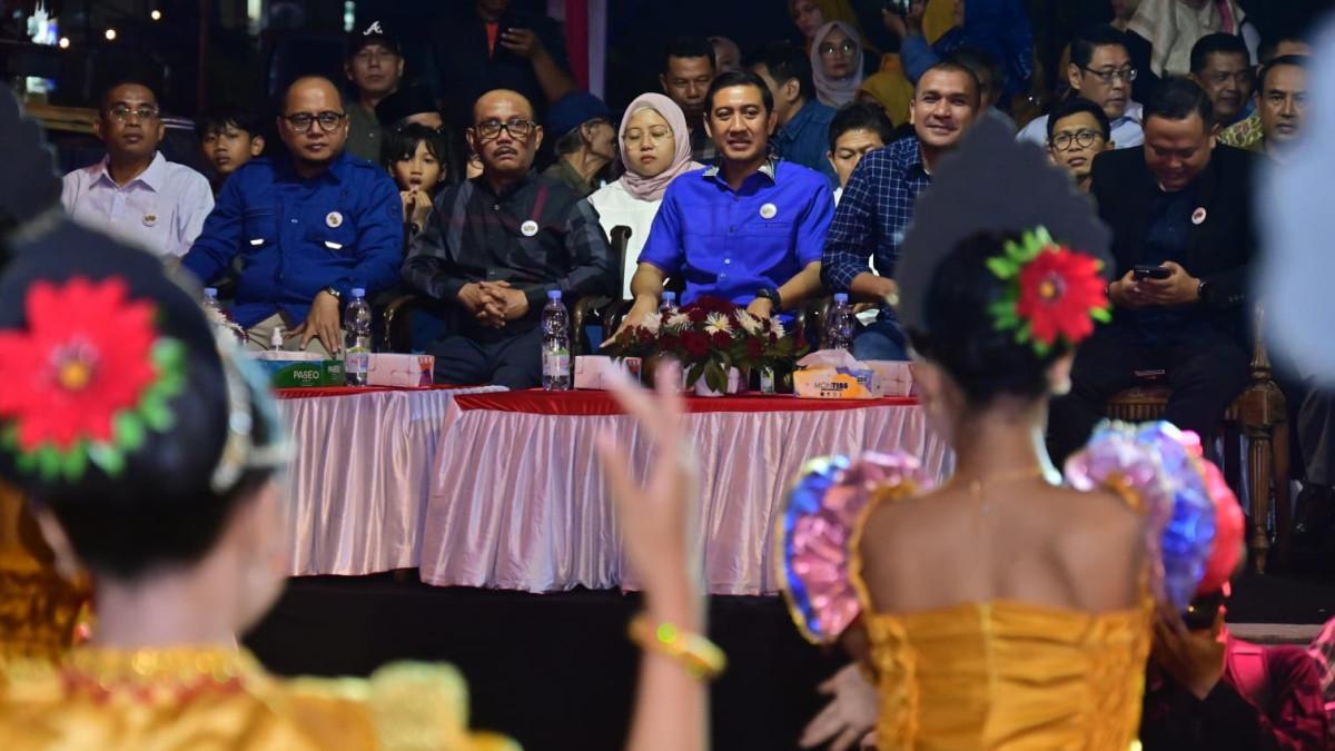 HUT KABUPATEN SUKOHARJO - Plt Bupati Sukoharjo Eko Sapto Purnomo bersama jajaran Forkopimda Kabupaten Sukoharjo menyaksikan kemeriahan Sukoharjo Night Carnival 2026 yang berlangsung di sepanjang Jalan Ir. Soekarno, Solo Baru, Kabupaten Sukoharjo, Kamis (16/7/2026) malam.