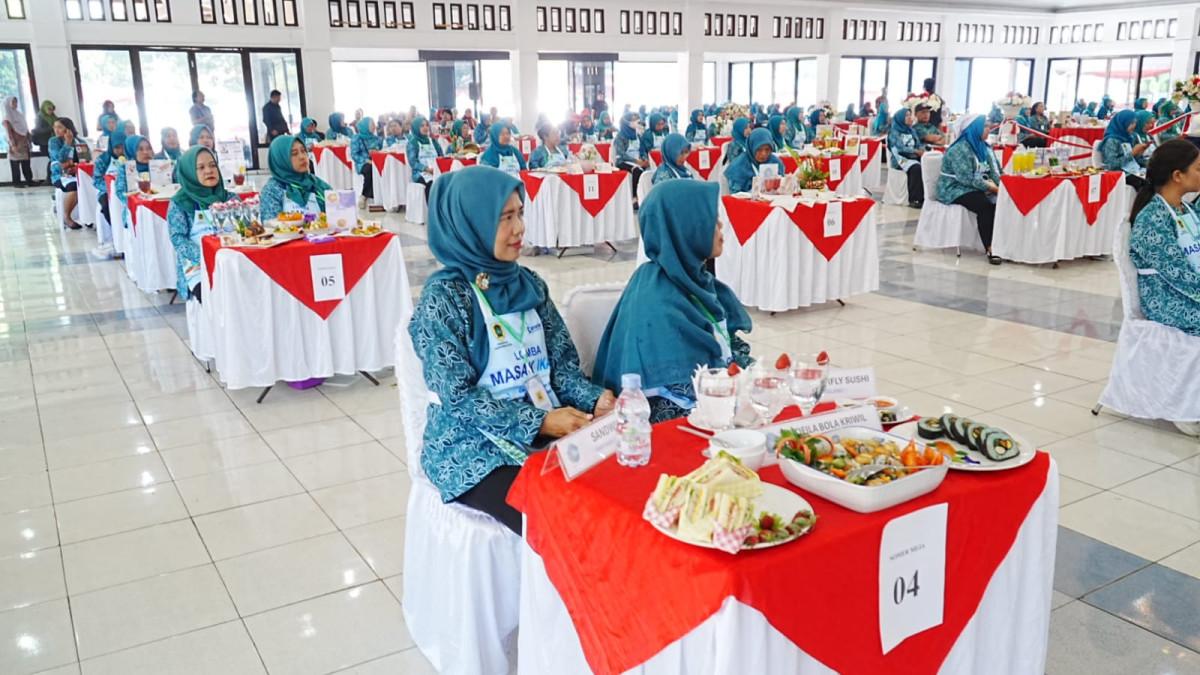 LOMBA MASAK KLATEN - Para peserta Lomba B2SA (Beragam, Bergizi Seimbang, dan Aman) dan Masak Ikan tingkat Kabupaten Klaten di Gedung Sunan Pandanaran RSPD, Kamis (16/7/2026).