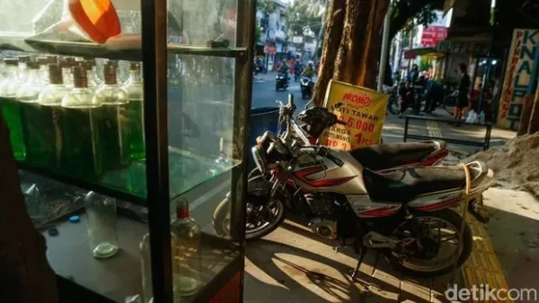 Pengendara motor mengisi BBM di salah satu SPBU di Bekasi, Kamis (16/7/2026). Sejumlah SPBU mulai memasang pemberitahuan yang melarang pengisian BBM menggunakan sepeda motor Suzuki Thunder, motor bertangki modifikasi, hingga jeriken. Kebijakan itu diterapkan sebagai langkah mencegah dugaan penyalahgunaan BBM.