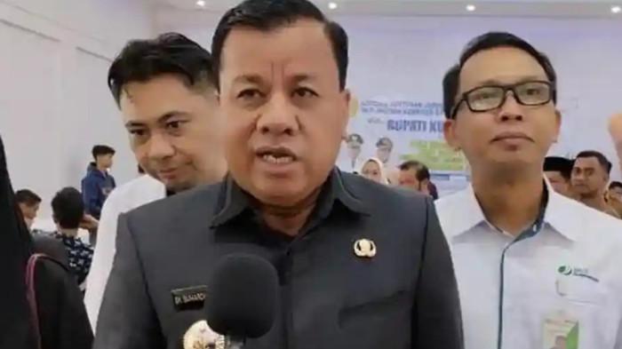 OTT KPK - Bupati Kuantan Singingi (Kuansing) Suhardiman Amby masih menjadi buruan KPK usai operasi tangkap tangan (OTT) yang digelar di Kuansing. Bersama Sekda Zulkarnaen, ia diduga terkait kasus dugaan jual beli jabatan di lingkungan Pemkab Kuansing. KPK mengimbau keduanya segera menyerahkan diri, sementara penyidik terus berkoordinasi dengan Polda Riau untuk melakukan pencarian. Sebanyak 10 orang telah diamankan dan penyidikan kini terus berlanjut.